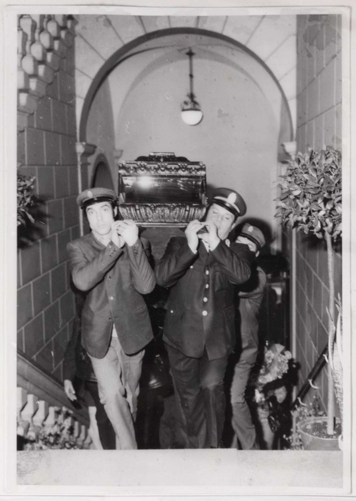 Gattatico-Reggio Emilia, 27-30 marzo 1970, Funerali di Alcide Cervi, la bara di Alcide Cervi portata a braccia